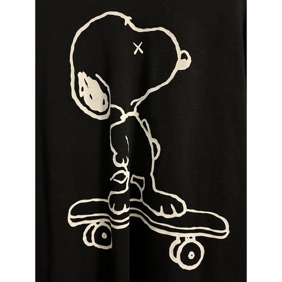 Uniqlo X Kaws Peanuts Skateboard Snoopy Men’s Crewneck Sweatshirt Size M - Picture 2 of 4